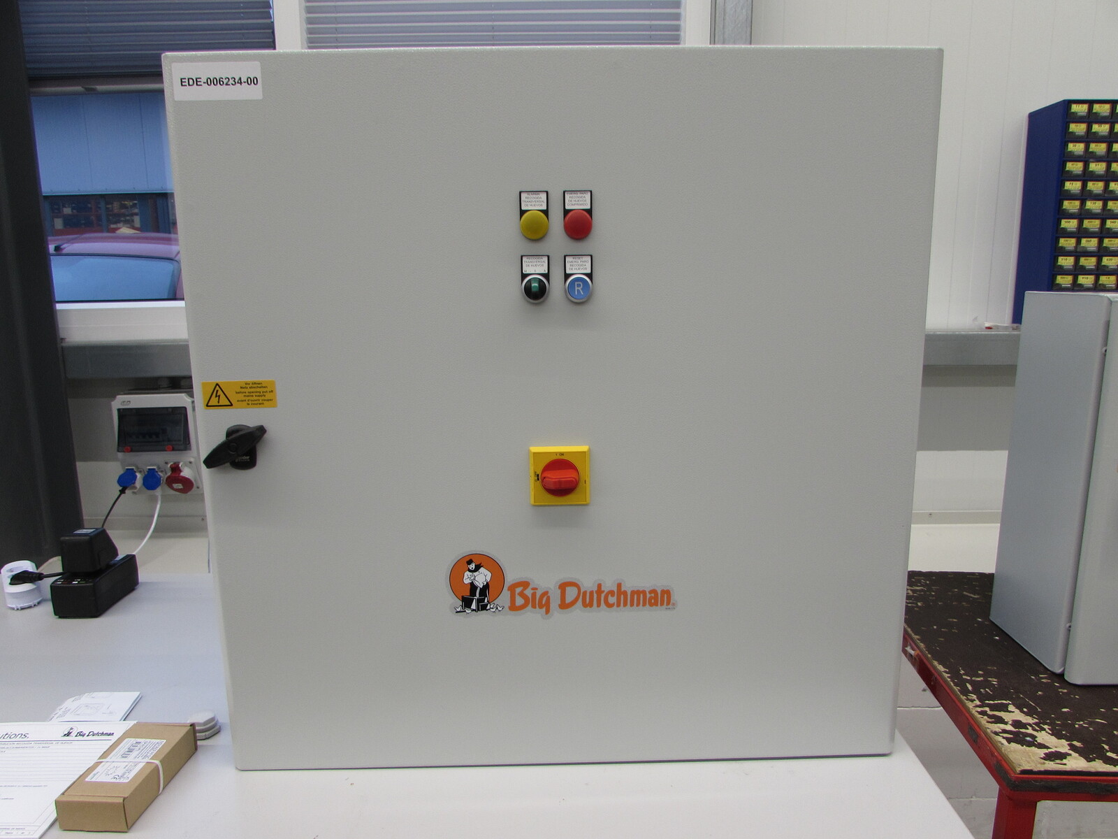 Control cabinet Rosales egg cross collection